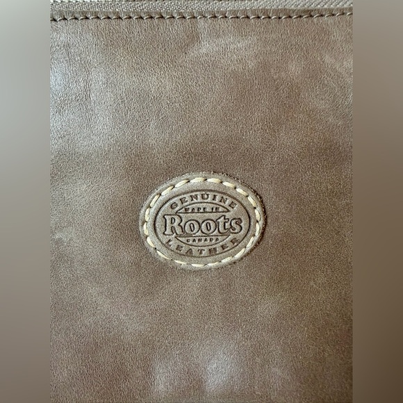 Roots Brown Leather Crossbody Bag. Like new condition * one flaw please read - Picture 5 of 10